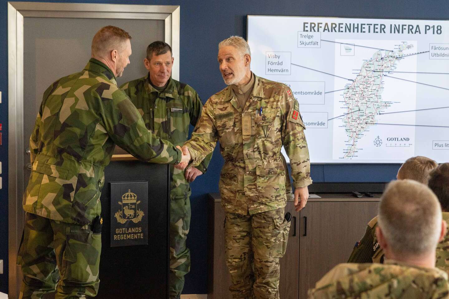 Chefen for Bornholms Regiment, oberst Lars Nygaard, giver hånd til Dan Rasmussen, chefen for Gotlands Regiment. Foto: Daniel Klintholm/Försvarsmakten.