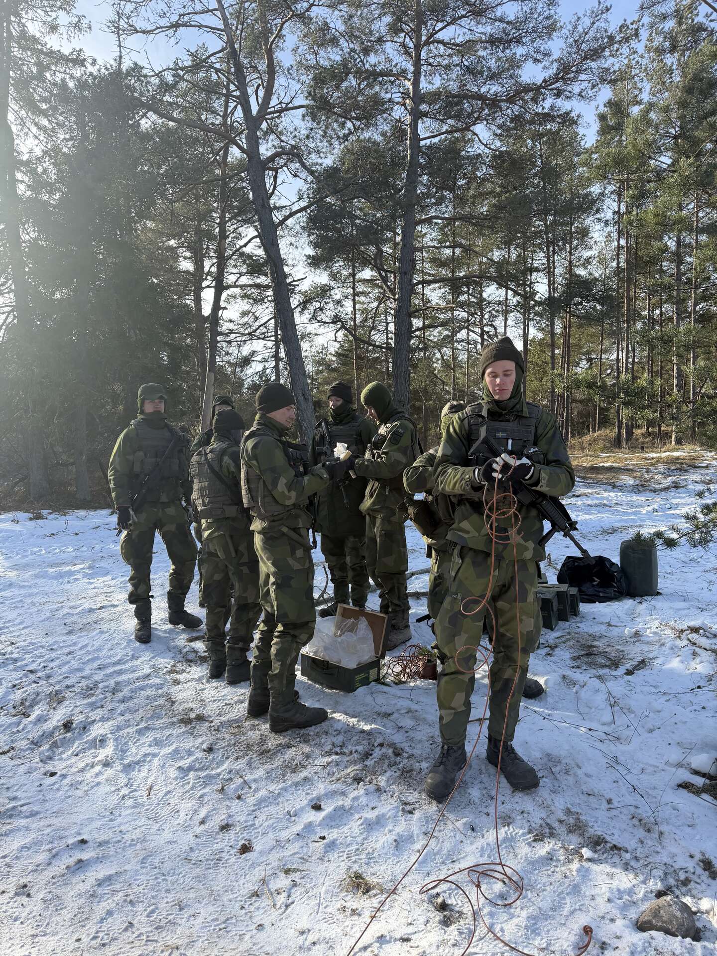 På Gotland havde de værnepligtige soldater hverken fået meget mad eller søvn natten før. De så fokuserede ud, da de øvede sig i at håndtere sprængstoffer. Foto: Olivia Emma Espersen.