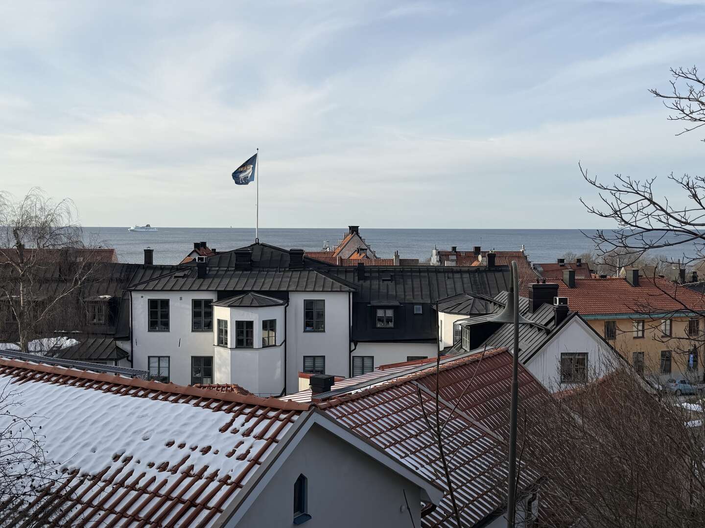 Ligesom Bornholm har Gotland sit eget flag. Det viser en vædder med gyldne horn på en blå baggrund, og det ses overalt i Visby. Foto: Olivia Emma Espersen.