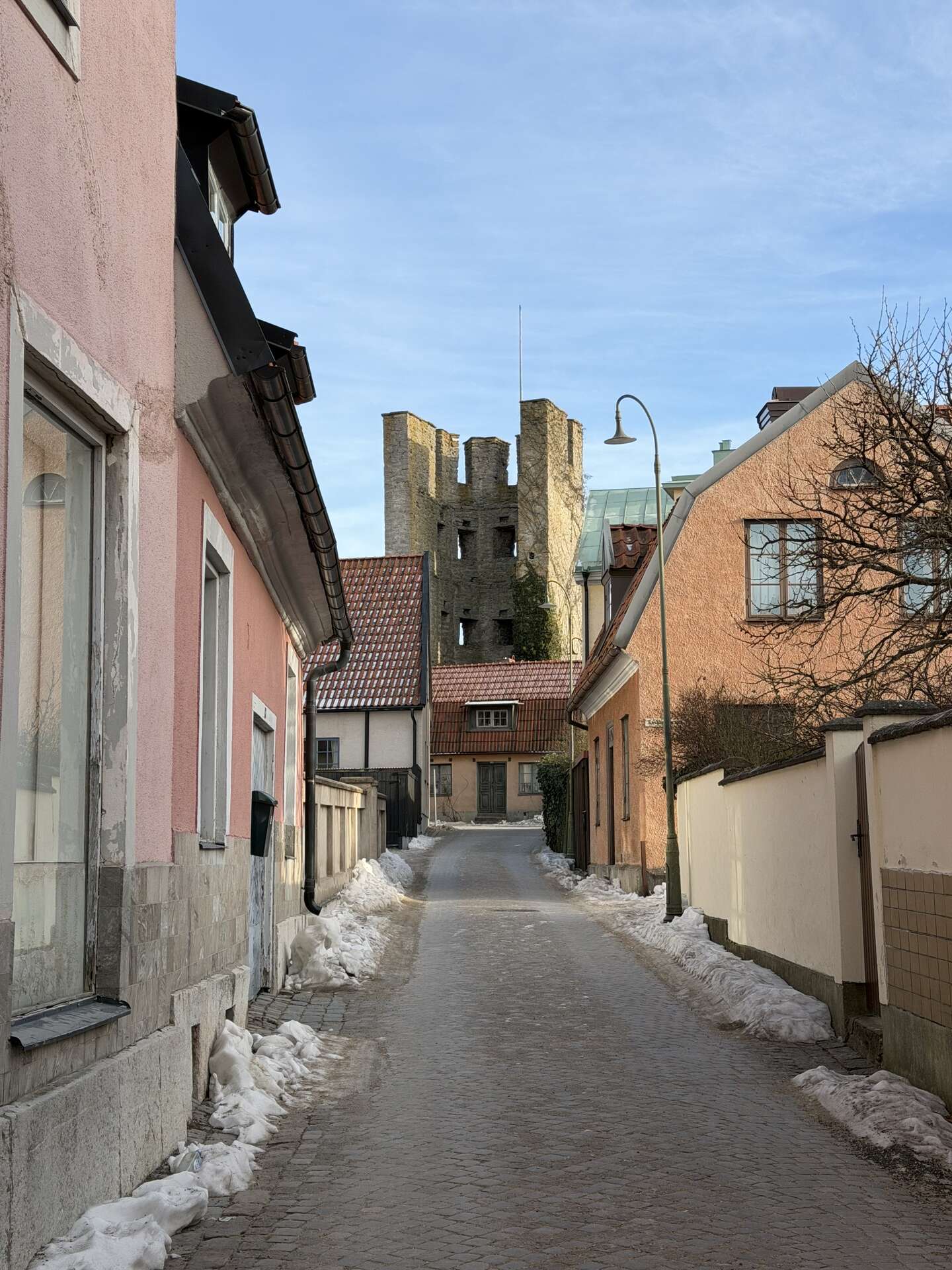 Inden for bymuren var de fleste butikker lukkede, og der var ikke mange mennesker at se i februar. Enkelte caféer havde åbent. Men om sommeren myldrer det med turister, lyder det. Foto: Olivia Emma Espersen.