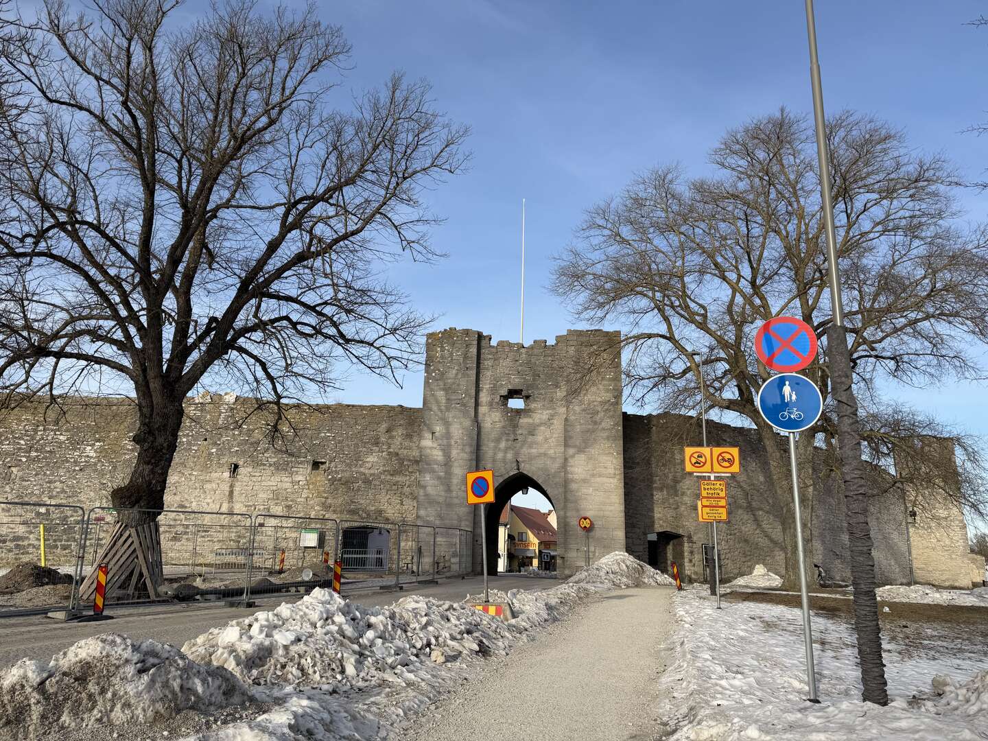 Visbys bymur er Nordeuropas bedst bevarede middelalderbymur. Den er tre kilometer lang og blev bygget for at beskytte mod angreb fra både land- og vandsiden. Foto: Olivia Emma Espersen.