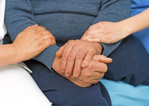 Alzheimers slider p� familien: 'Man forsvinder i sygdommen'