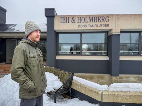 Dommens dag i Aakirkeby: Bes�gte en tandl�ge for f�rste gang i 15 �r