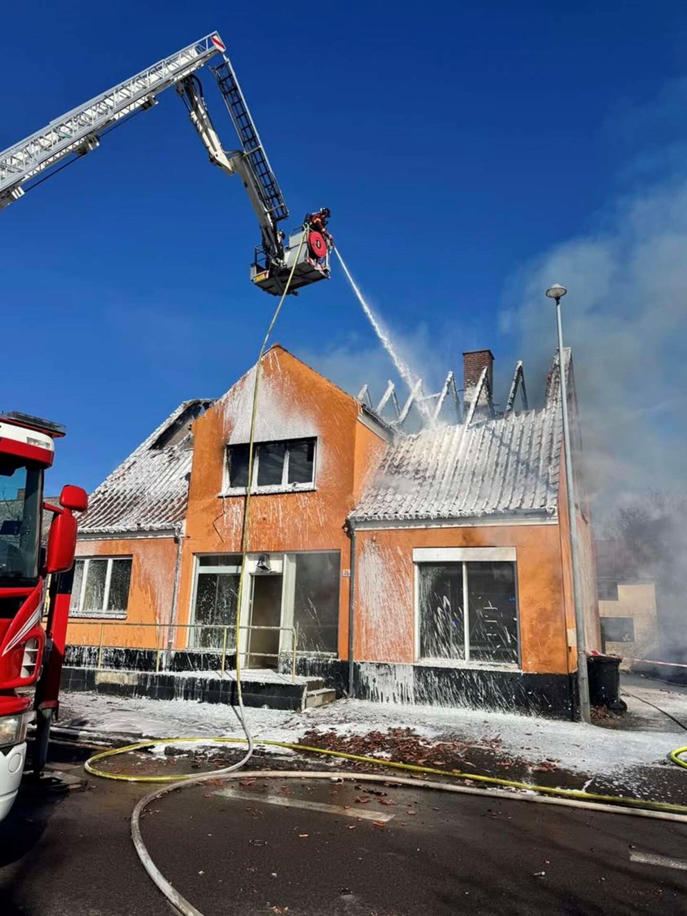 Mand sigtet efter voldsom brand