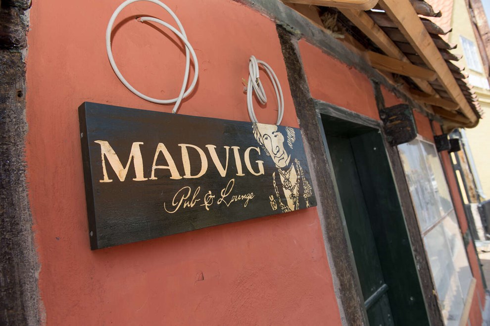 Politik rykker ind p� madsted