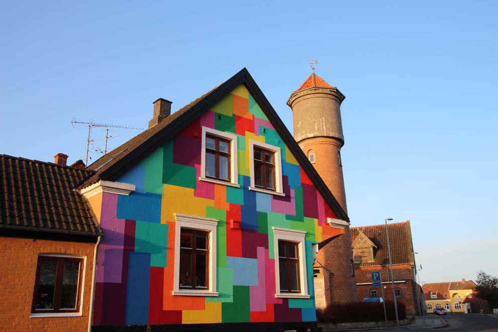 Dagens billede: Aakirkeby i morgensol med det gamle vandt�rn i baggrunden