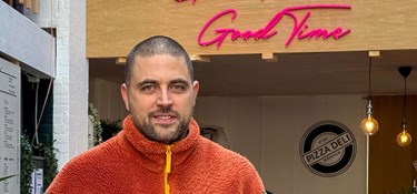 Forlader lokalet, hvor det startede: 'Vildt, at det går så godt'