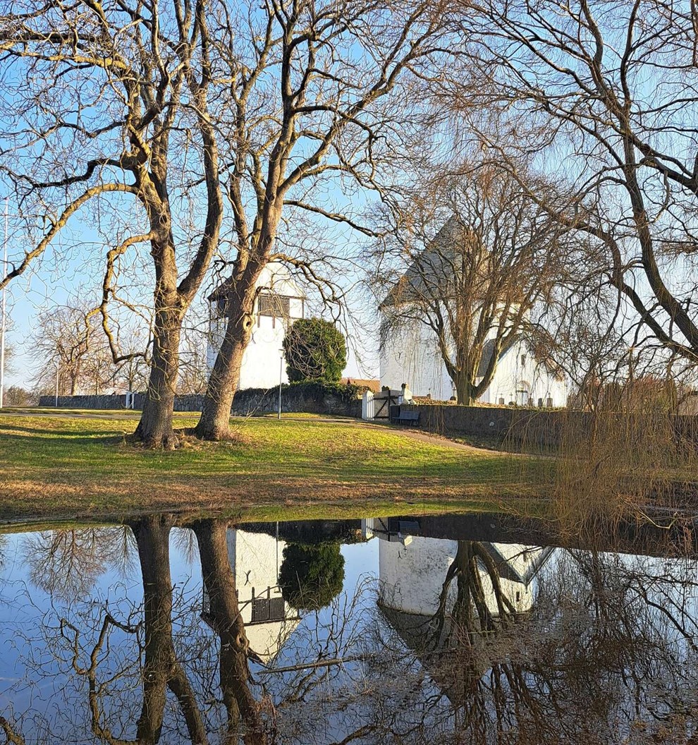 Dagens billede: Nylars Rundkirke spejler sig