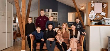 Megafamilie i tv: 'Folk tæller, hvor mange børn vi har med'