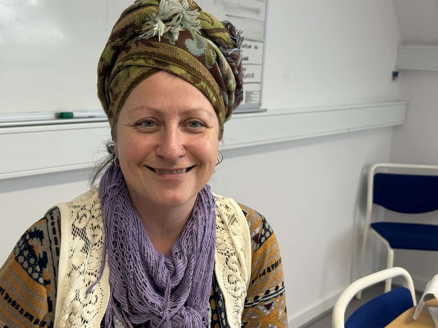 M�d kvinden bag stemmeurnerne