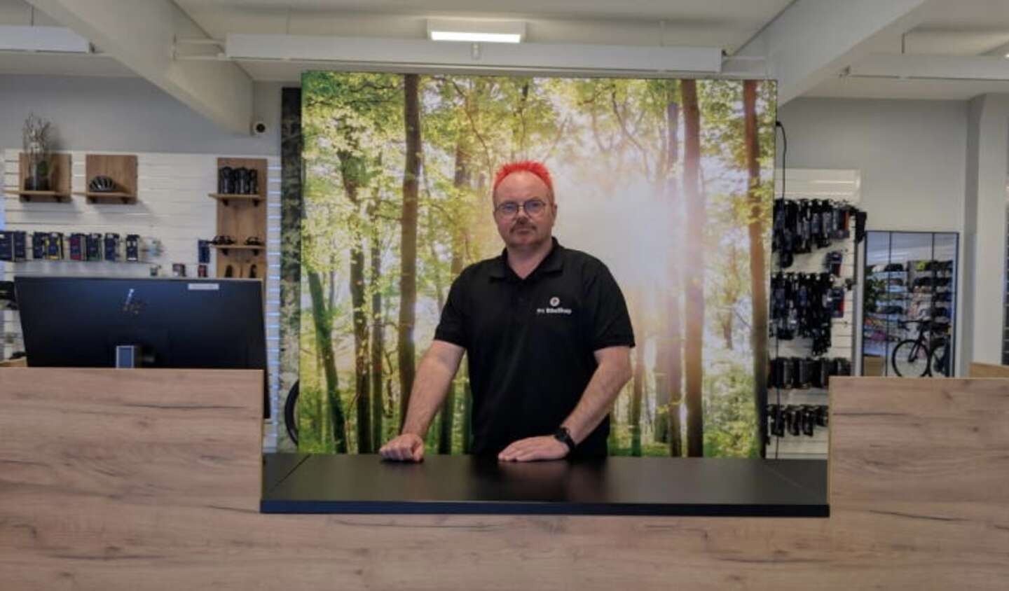 Anders �bnede den nye butik med r�dt h�r