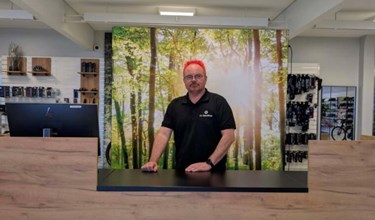 Anders �bnede den nye butik med r�dt h�r