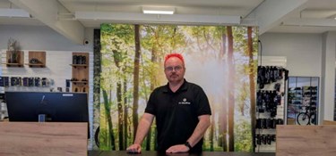 Anders åbnede den nye butik med rødt hår