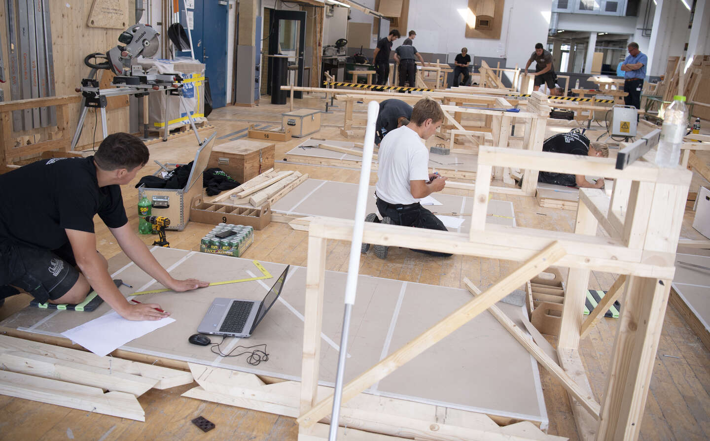 Glade elever � men for f� af dem