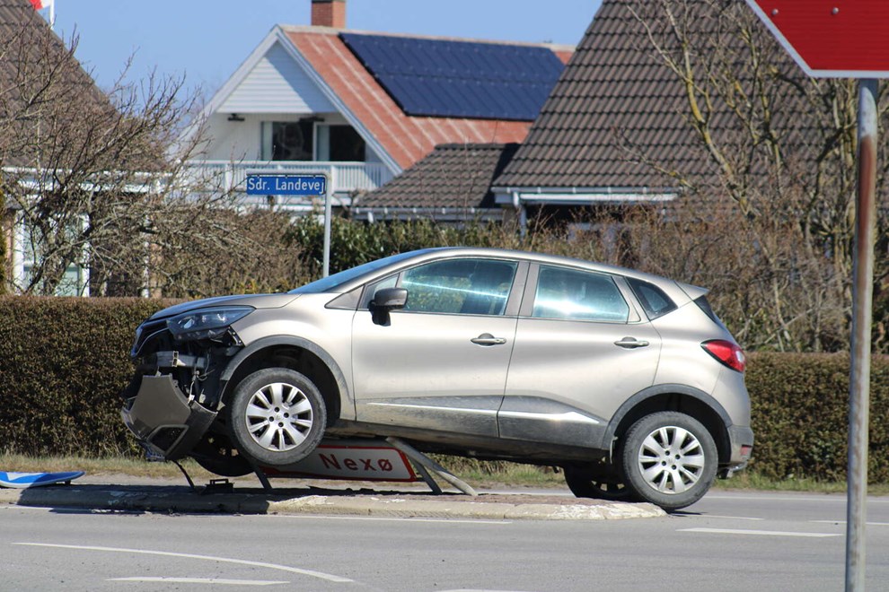 Bil endte p� toppen af et vejskilt