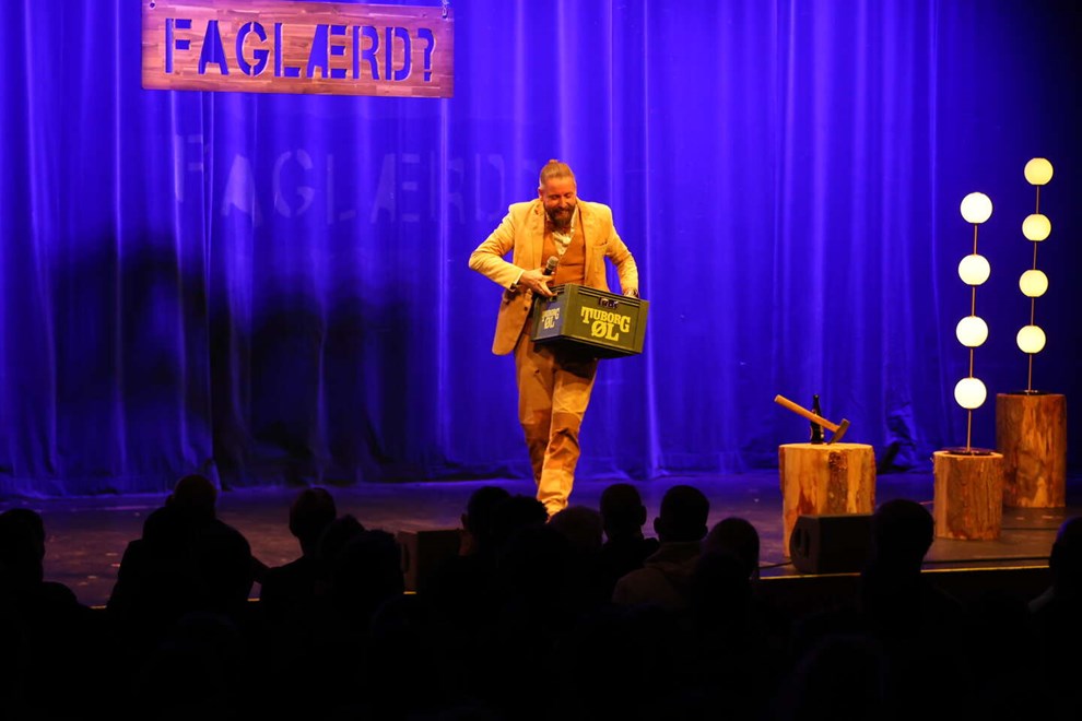 Fyldte Musikhuzet med fagl�rt humor