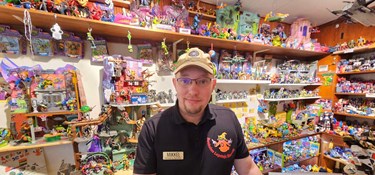 Selverklæret boldmongol bygger krigszone til børn