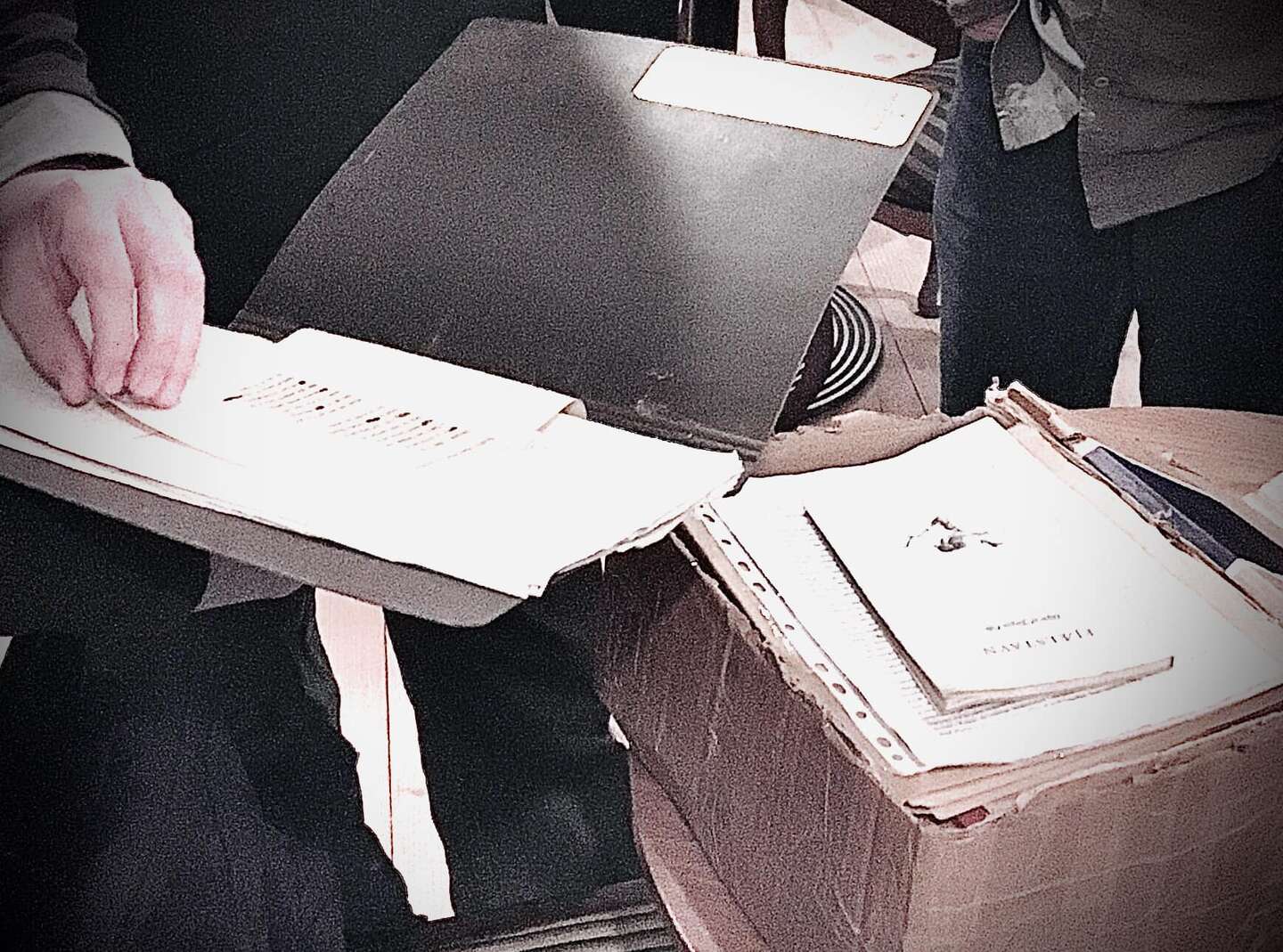 St�vet papkasse gemte p� gammelt guld