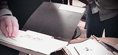 Støvet papkasse gemte på gammelt guld