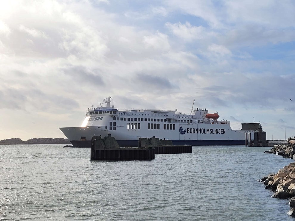 Syg passager evakueret med helikopter