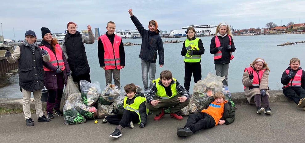Kilovis af skrald: Elever ryddede op p� havnen
