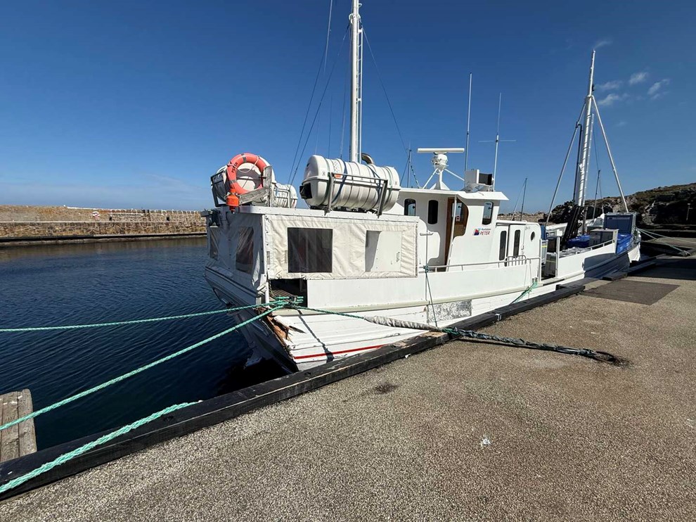 Postb�d sejlede ind i kajen: 'Alle mand er kaldt ind'