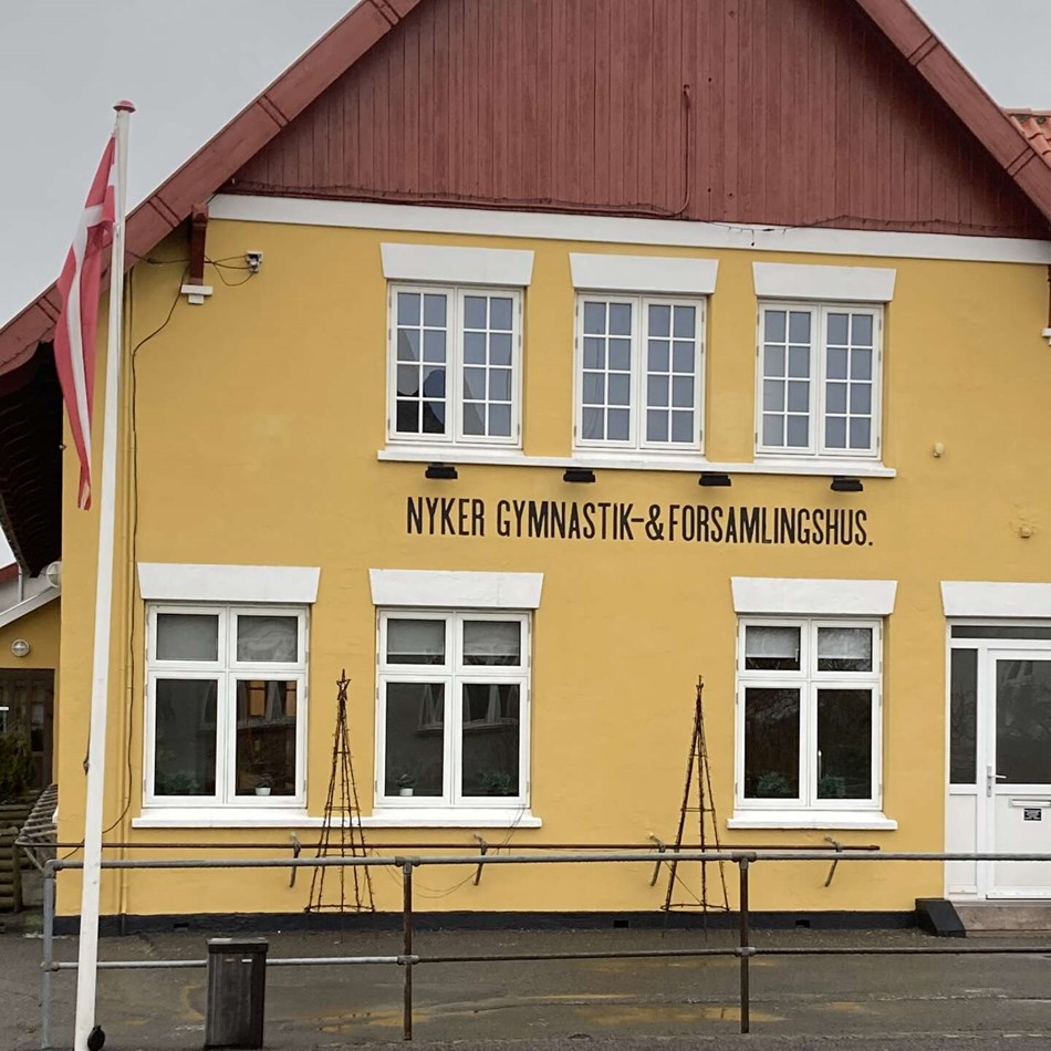 Nyker hygger sig sammen