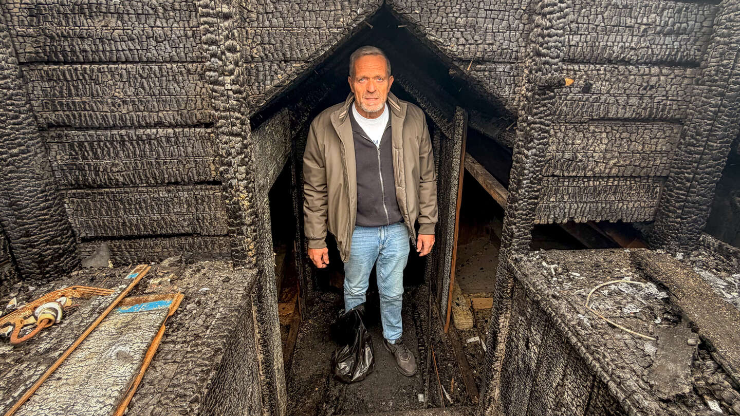 Hakkeb�fferne l� p� panden, da flammerne steg