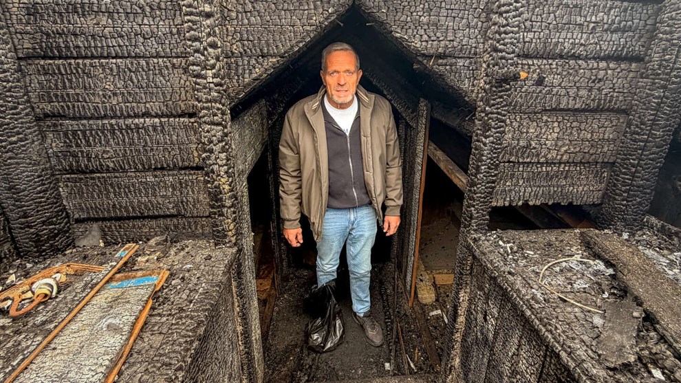 Hakkeb�fferne l� p� panden, da flammerne steg