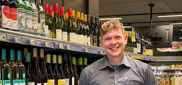 Ung butikschef takker både Netto og Nexø for sin kæreste