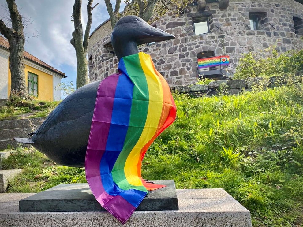 Fest og farver: Pengeregn over priden