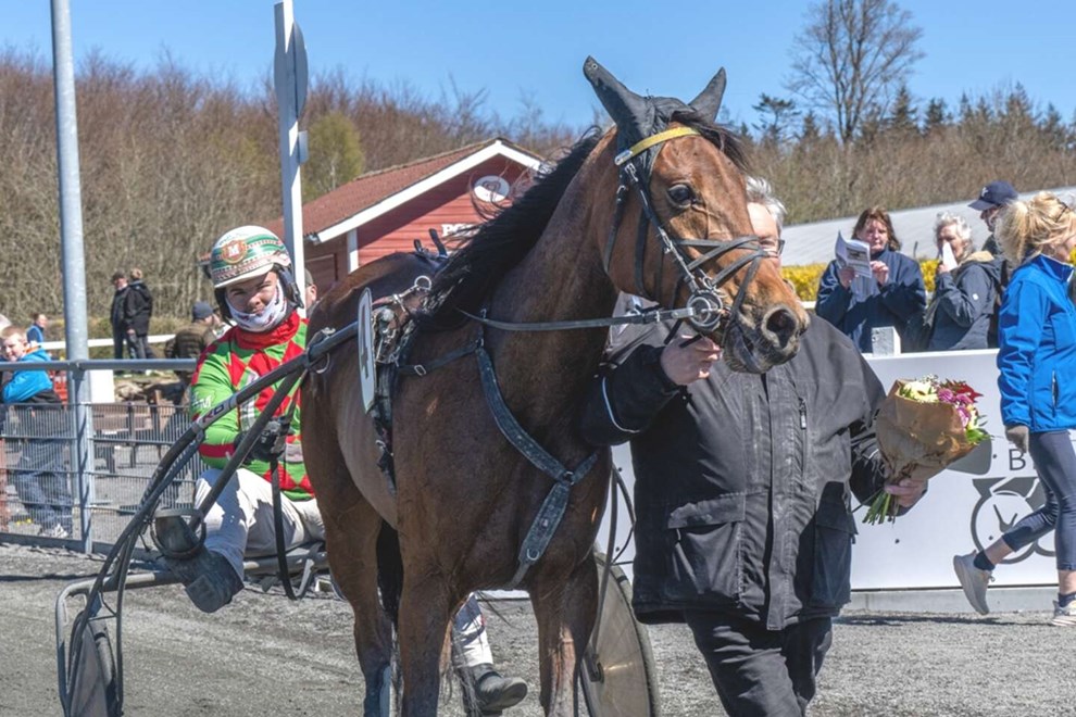 K�mpe overraskelse p� travbanen