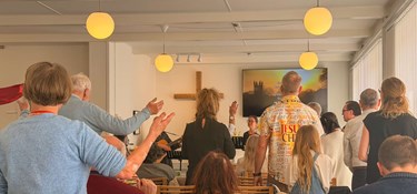 Helligånden pegede mod bagerste række. Der sad jeg