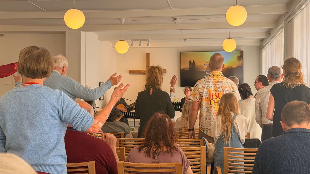 Hellig�nden pegede mod bagerste r�kke. Der sad jeg