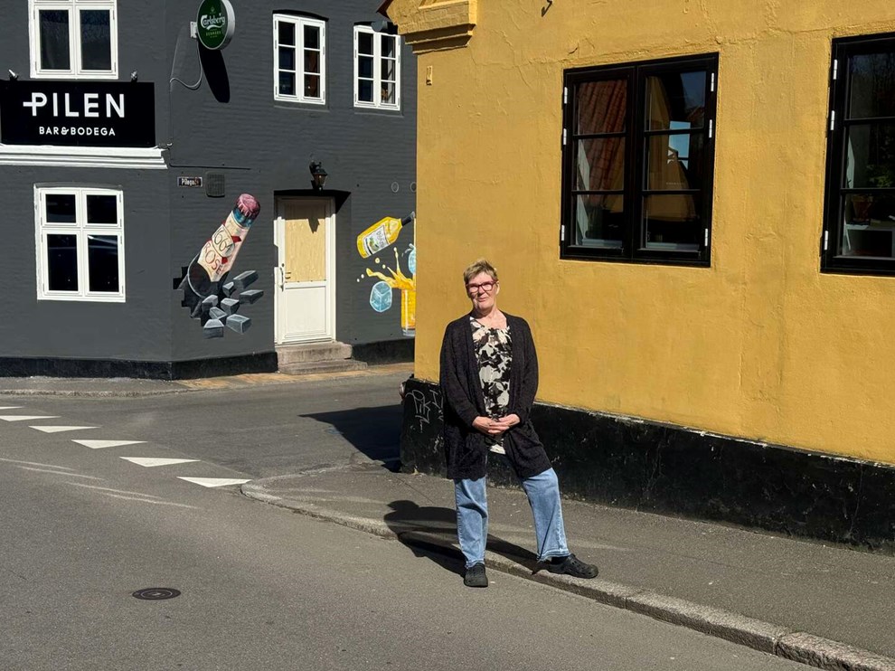 Allinge drukner i succes: Beboere savner balance i sommerens fest