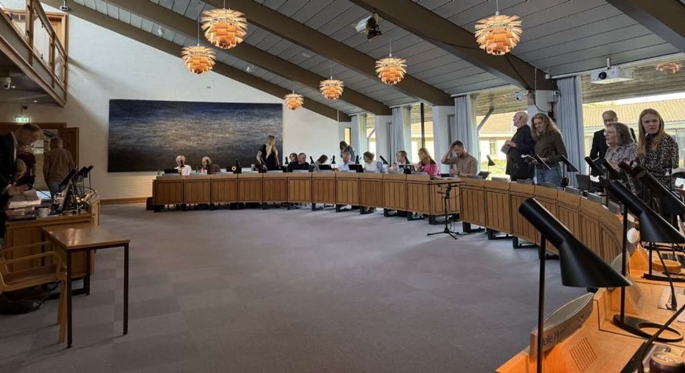 Sammenst�d: Alle mod �n i bet�ndt sparedebat