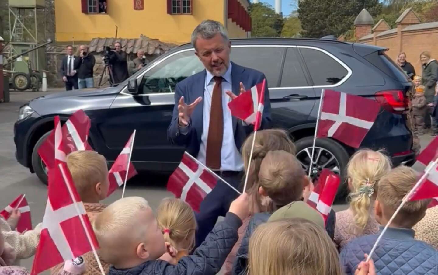 S�dt �jeblik: Kongen 'grillet' af b�rnehave