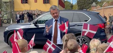 Sødt øjeblik: Kongen 'grillet' af børnehave