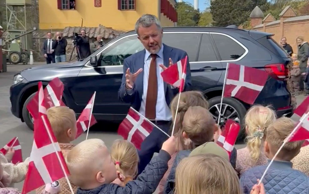 S�dt �jeblik: Kongen 'grillet' af b�rnehave