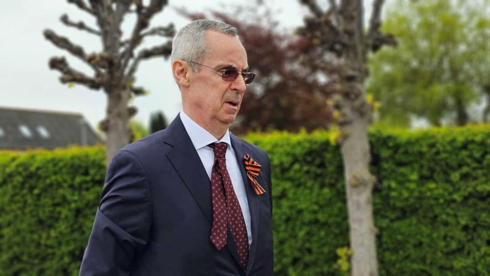 Russisk ambassad�r �bnede munden p� klem
