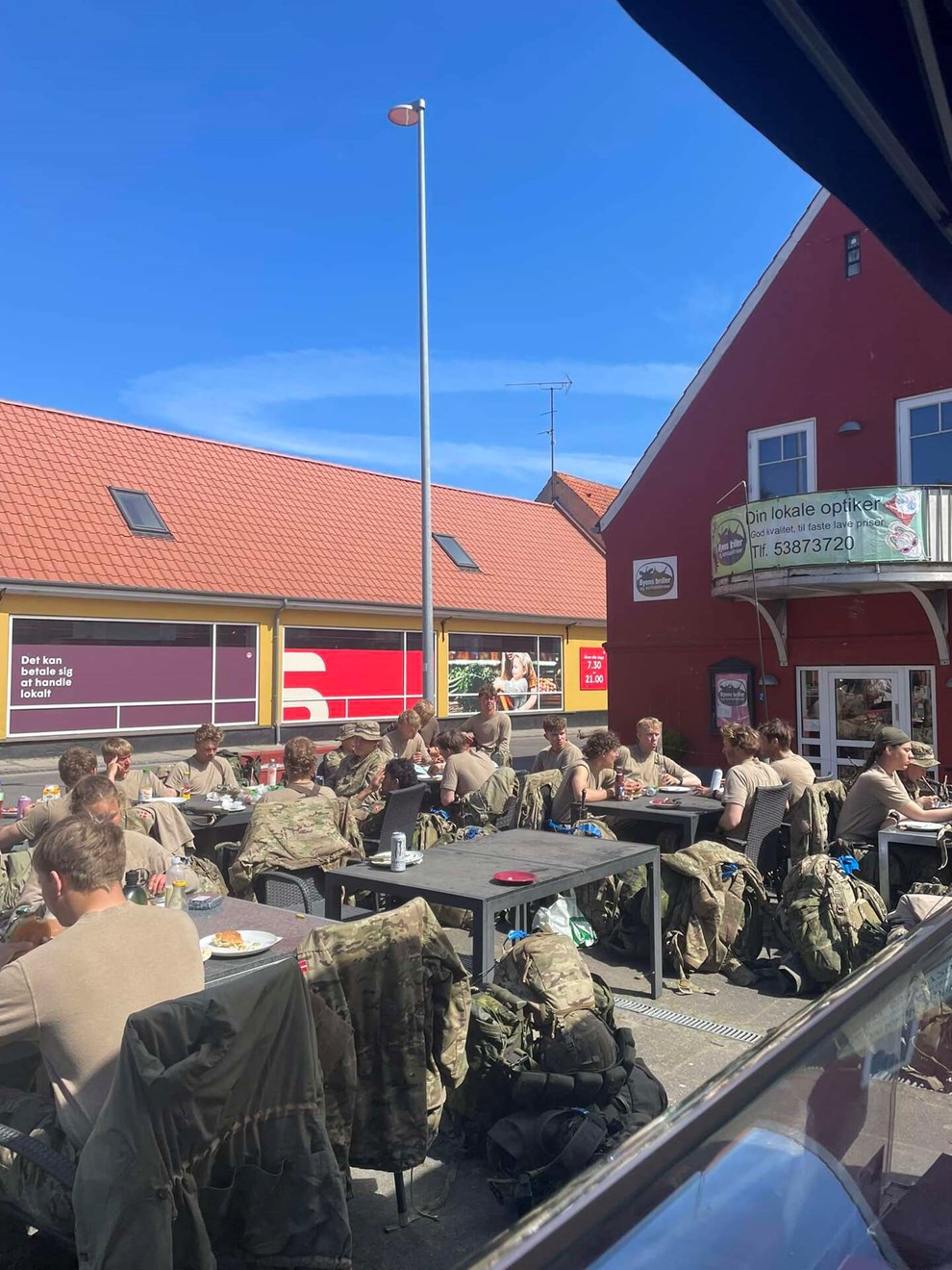 Sultne soldater lagde grillbar ned 