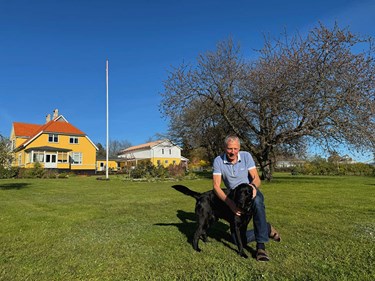 Oliekongen nyder sit nye liv