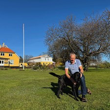 Oliekongen nyder sit nye liv