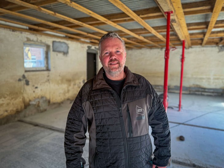Brian Kofoeds STM Entreprise skal rive bygninger ned for at g&oslash;re plads til Energi&oslash; Bornholms landanl&aelig;g i Sose. Foto: Martin S&oslash;ndergaard Jensen