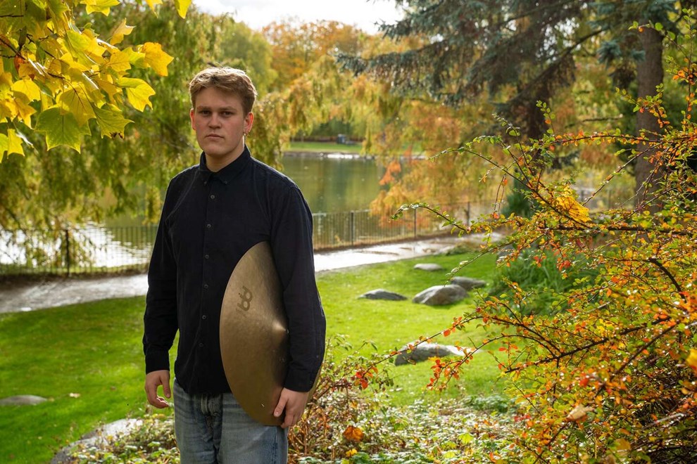 Ung musiker giver koncert p� hjem�en