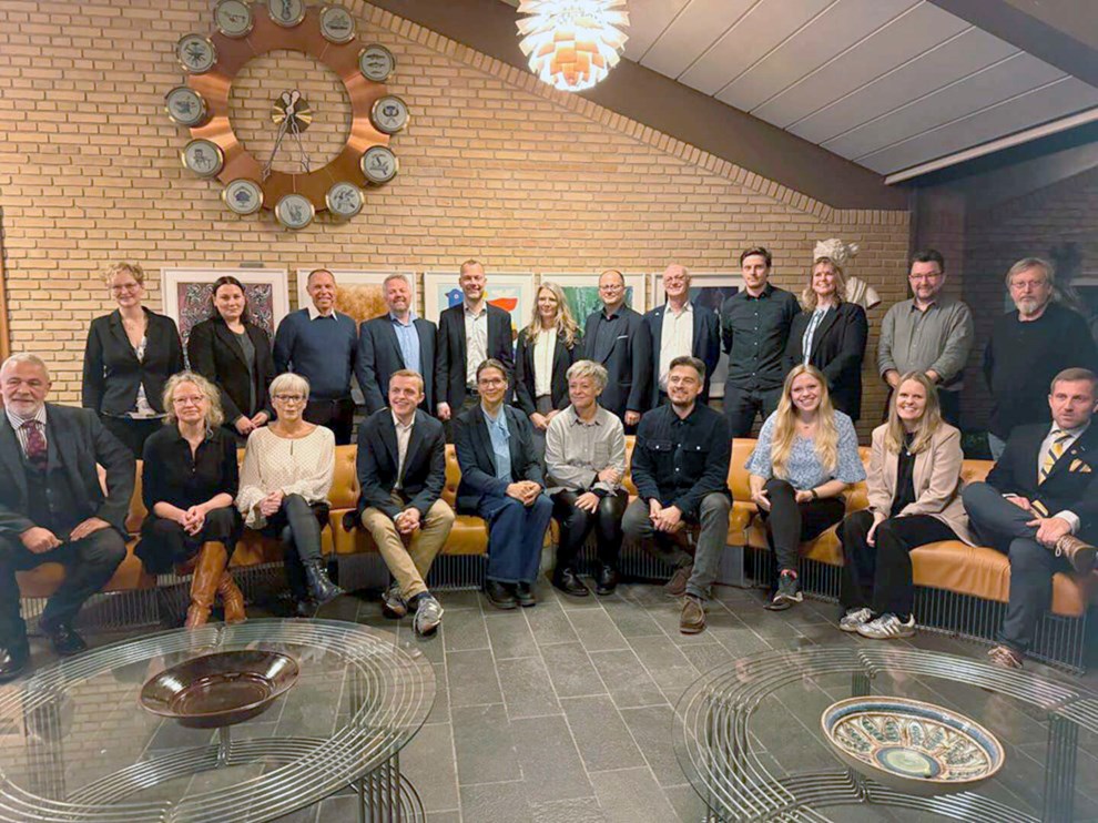 Hvem bestemmer? Politikerne eller administrationen? Hvem bestemmer? Politikerne eller administrationen?
