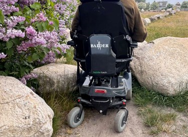 Sten sp�rrer for k�restole og barnevogne: Vil ikke flytte dem 