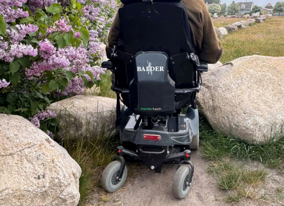 Sten sp�rrer for k�restole og barnevogne: Vil ikke flytte dem 
