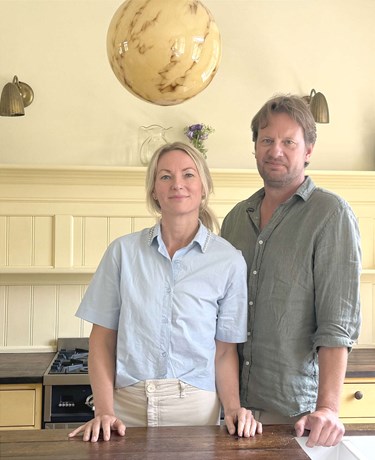 Nanna og Mads ser eventyrene i Bornholms huse