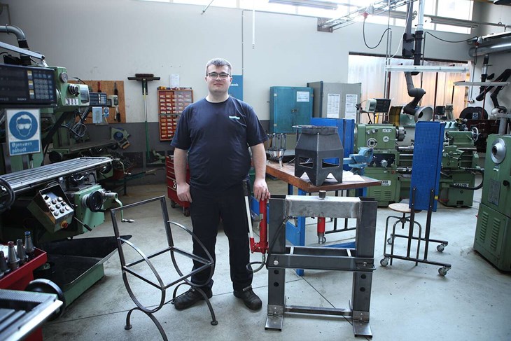 Tobias Sonne Kastrup fik ved svendeprøven bedømt en hydraulisk lift, en stol og en bålgrill. Foto: Campus Bornholm